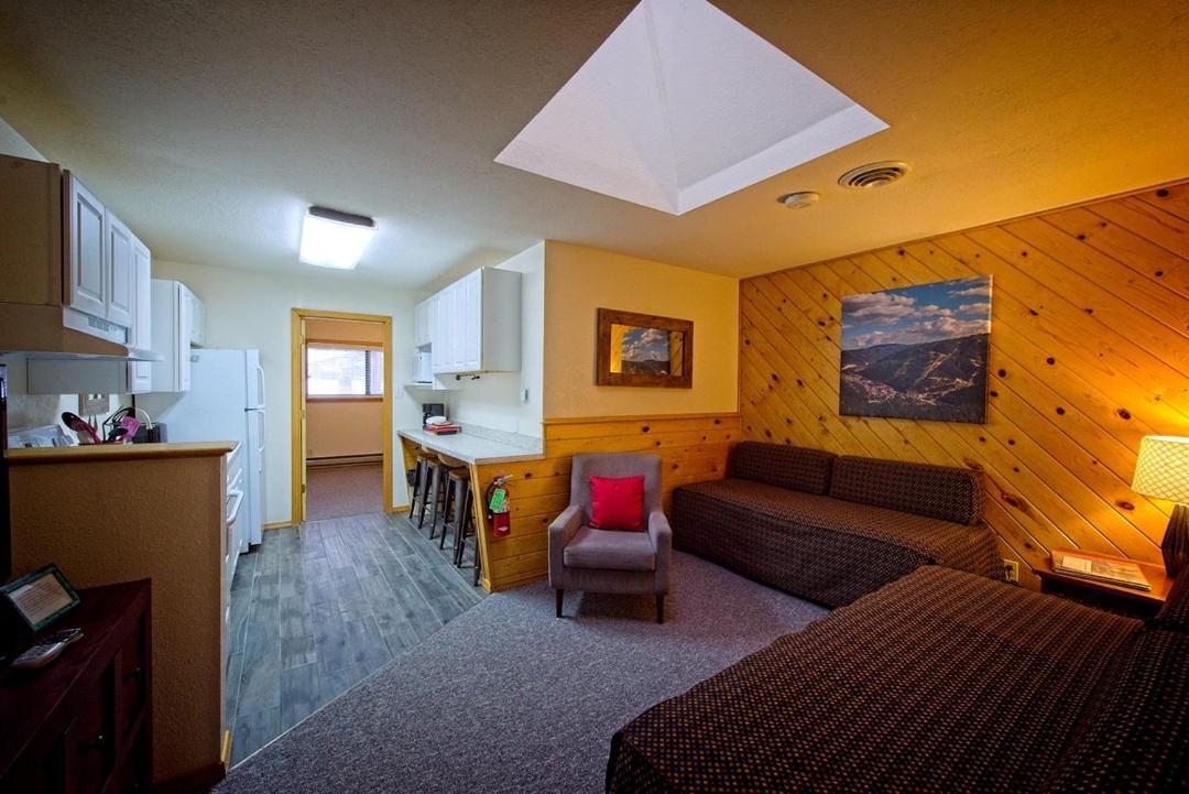 Sitzmark Sports Lodge Ред-Ривер Экстерьер фото
